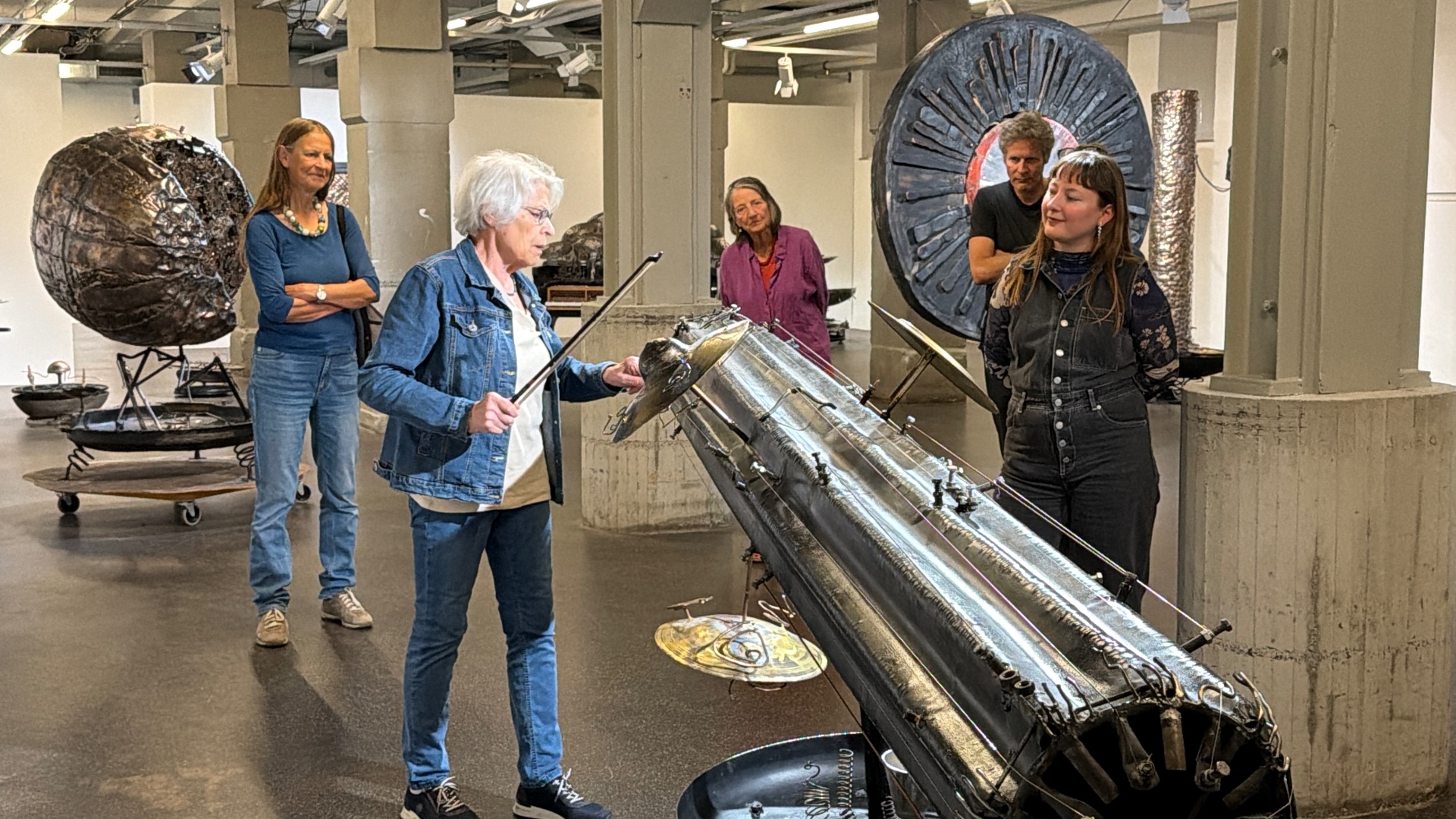 Annemarie Spühler spielt mit dem Bogen — Musikalischer Rundgang, oxyd Winterthur