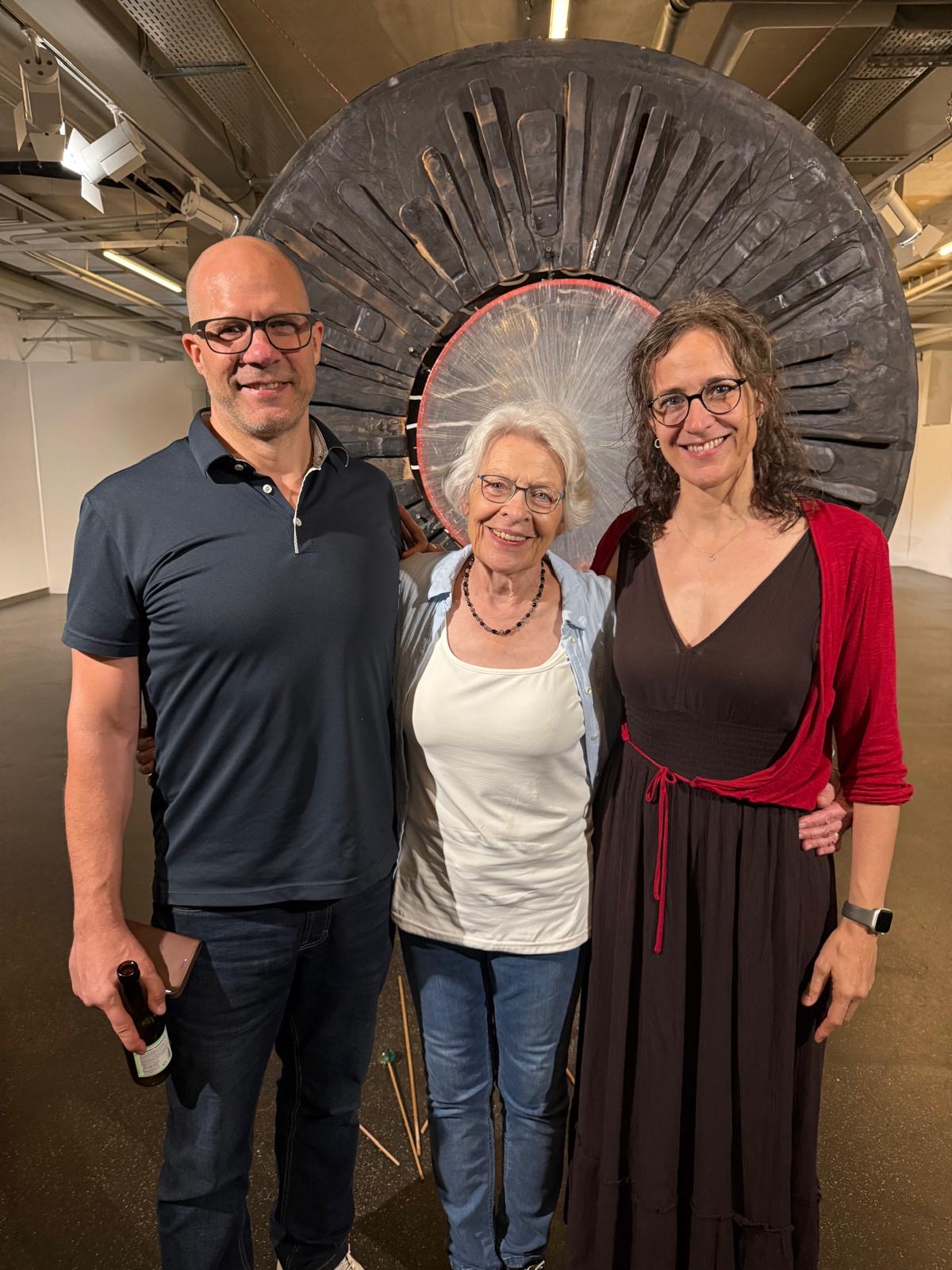 Exhibition view, vernissage — Annemarie Spühler (center), Simone Spühler (right) and Matthias Spühler (left), oxyd Winterthur