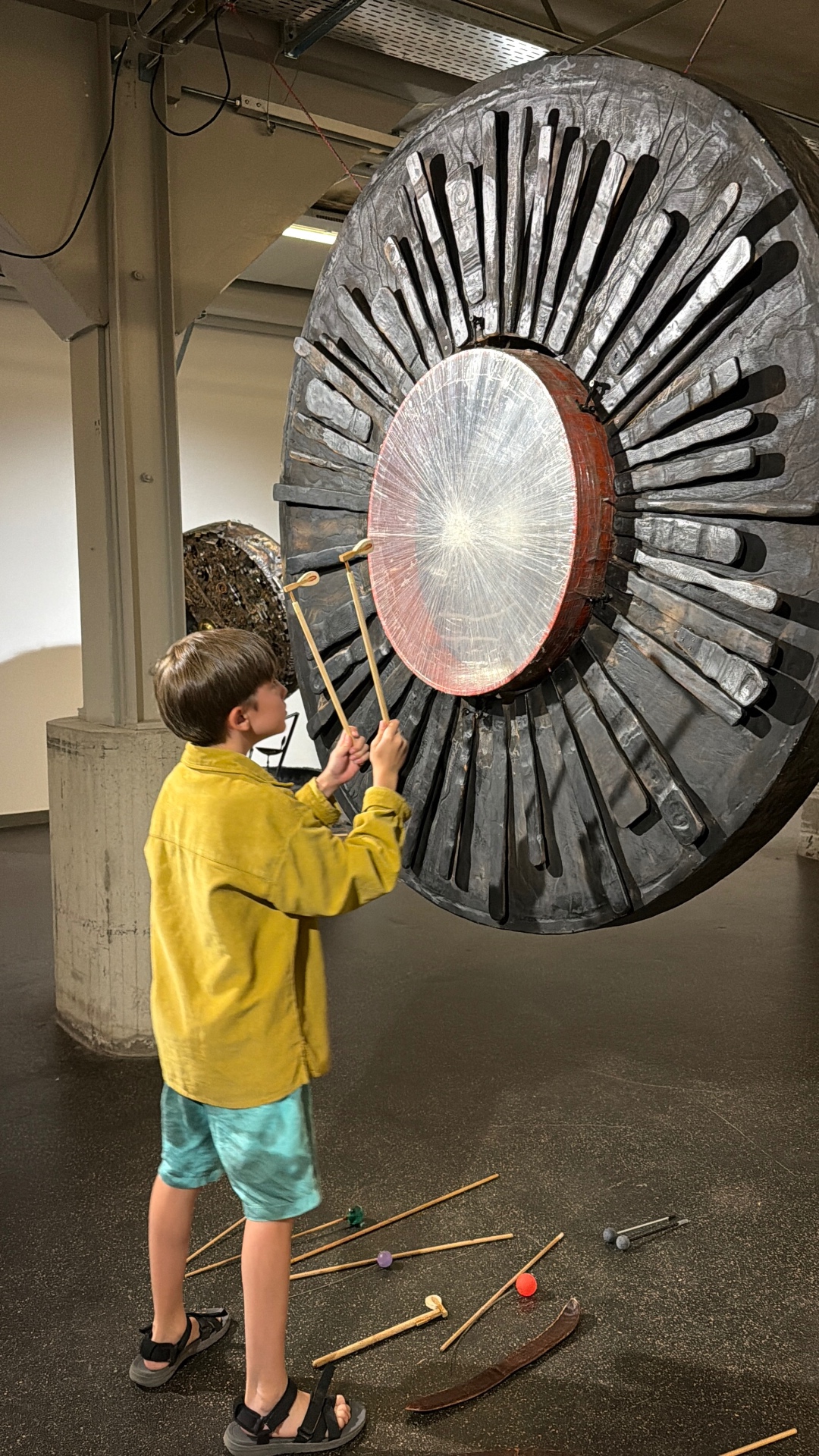 Exhibition view, vernissage — Young visitor at the large sound wheel, oxyd Winterthur