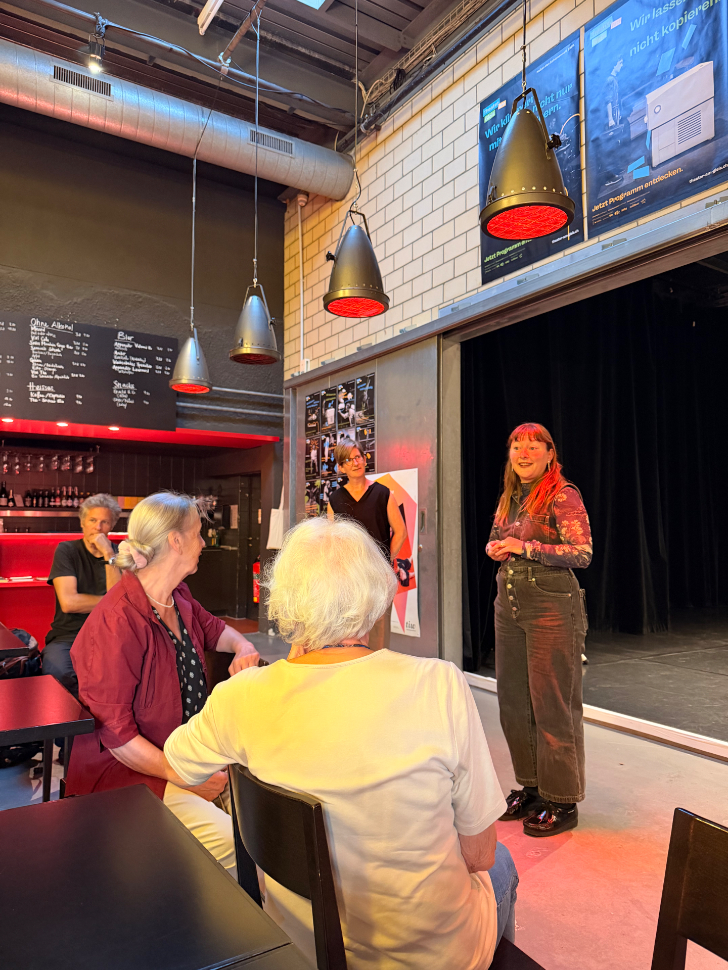 Begrüssung im Theater am Gleis: Martina Müller (links), Sarah Mühlebach (am Sprechen) — Musikalischer Rundgang, oxyd Winterthur