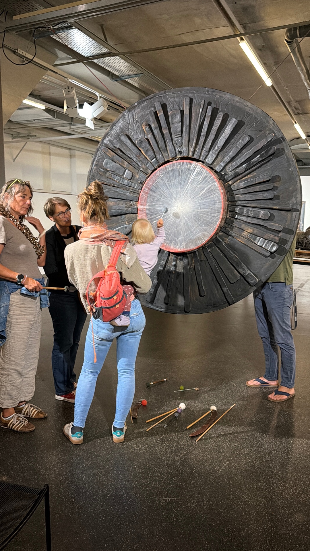 Familie am grossen Trommel-Klangobjekt — Workshop «Sounds tüfteln», oxyd Winterthur