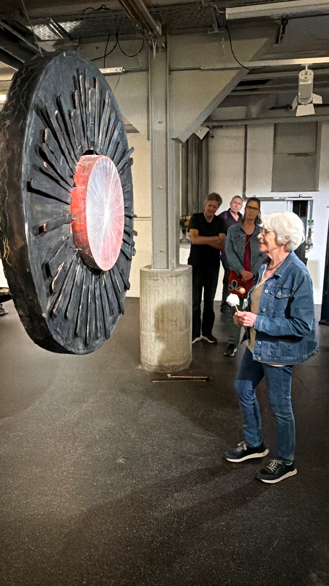 Annemarie Spühler am grossen Gong — Musikalischer Rundgang, oxyd Winterthur