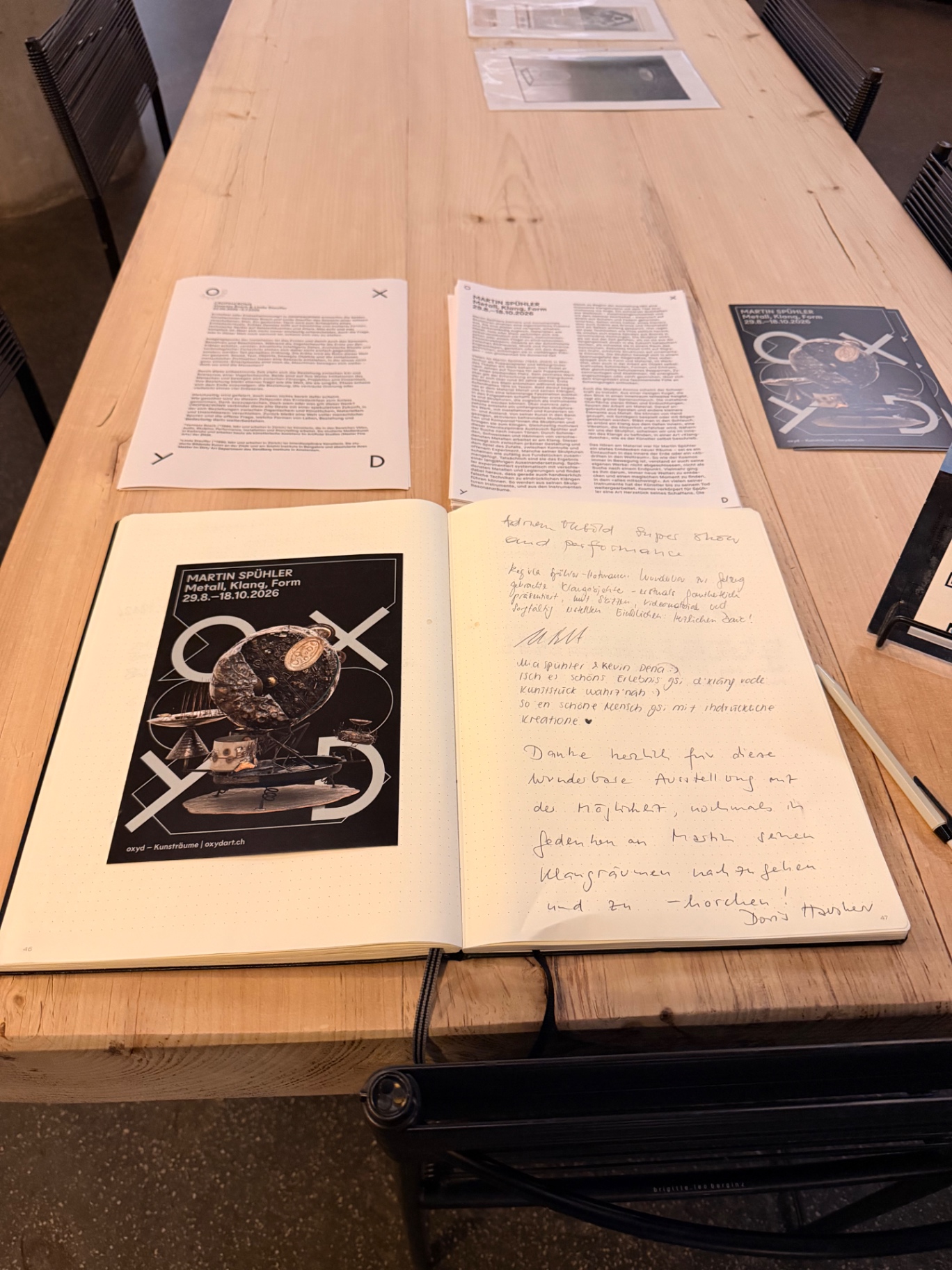 Gästebuch mit Ausstellungsplakat — oxyd Winterthur