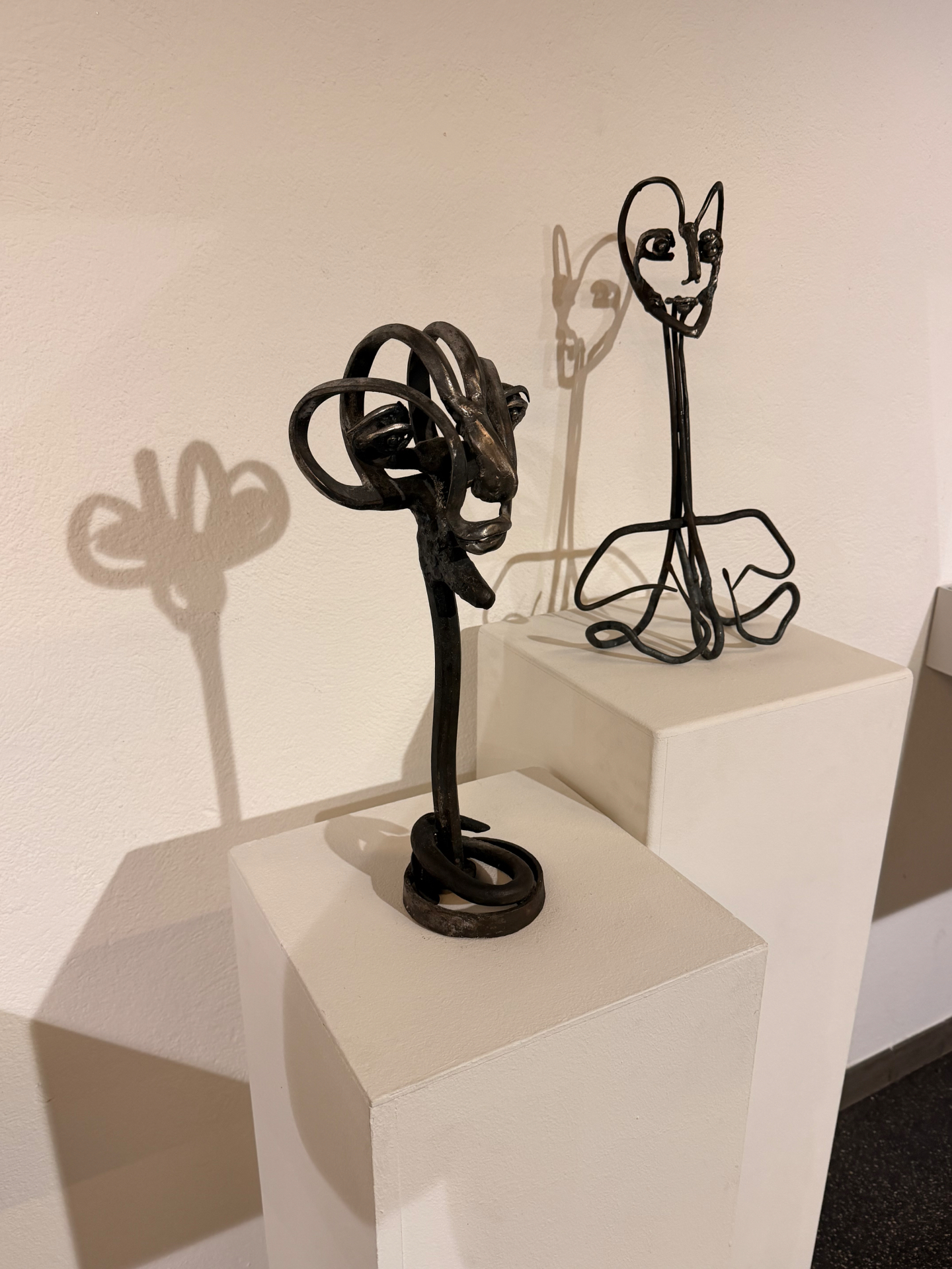 Exhibition view, vernissage — Two metal heads on plinths, oxyd Winterthur