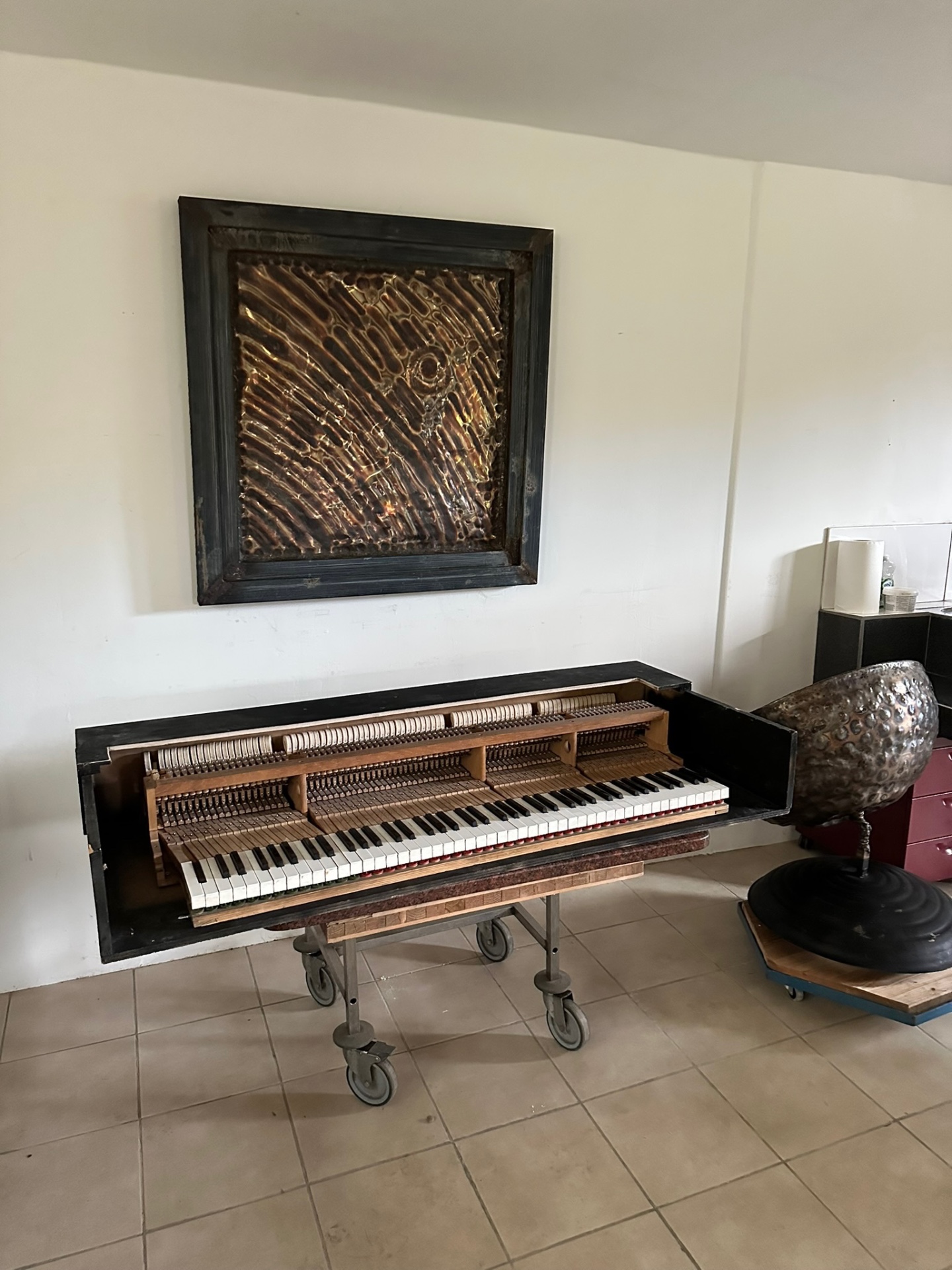 Atelier — präpariertes Klavier mit Wandobjekt