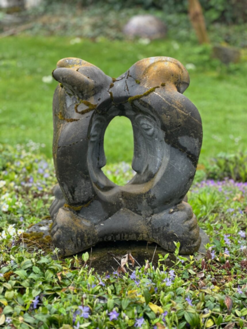 Steinskulptur im Garten — verschlungene Form