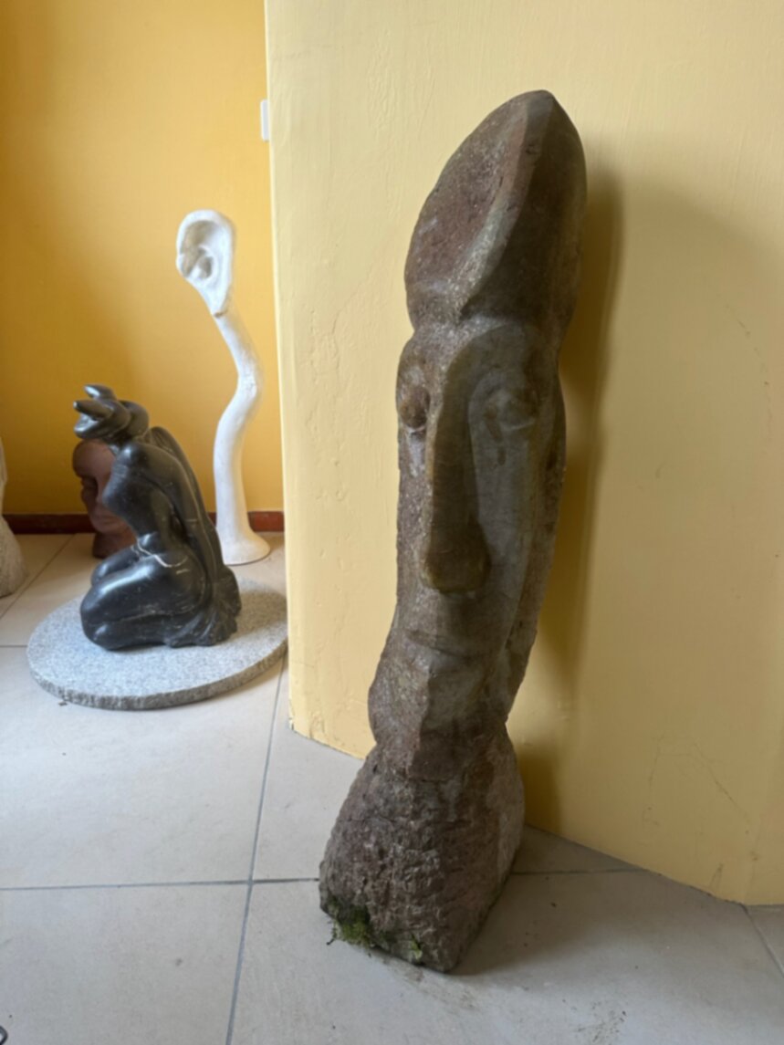 Steinskulpturen — Atelier mit Kopf und Ohr
