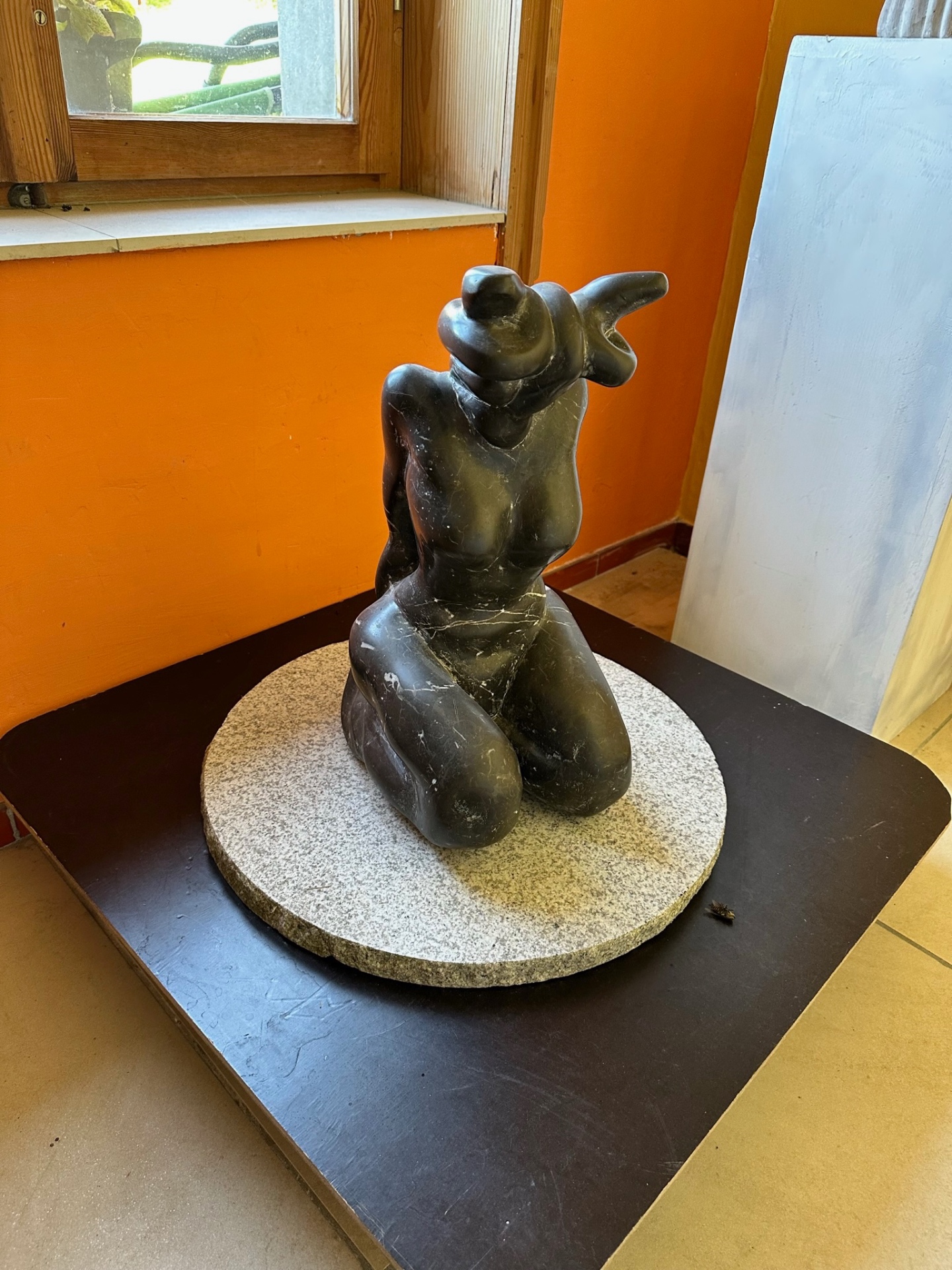 Steinskulptur — kniende Figur