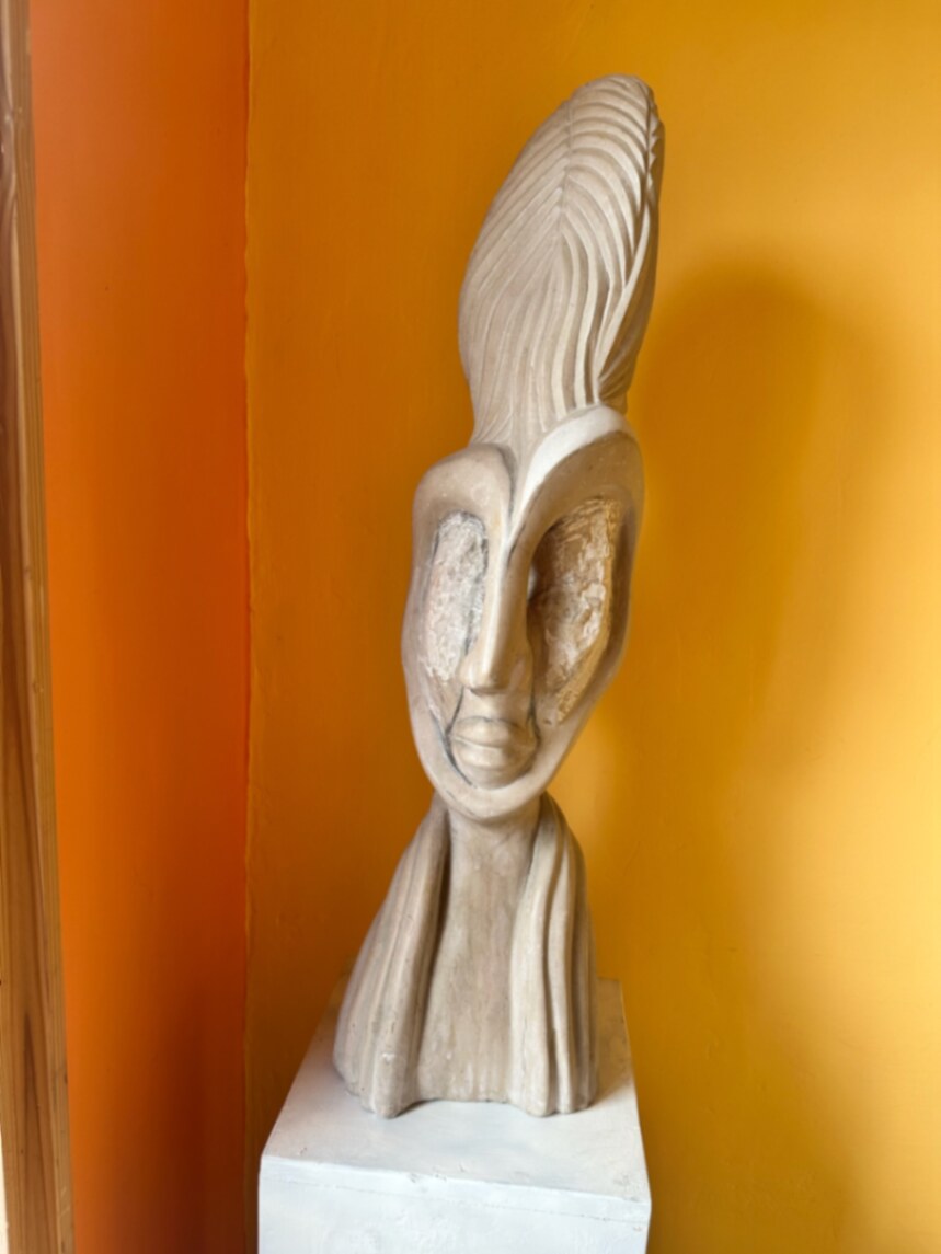 Steinskulptur — Kopf mit Haartracht
