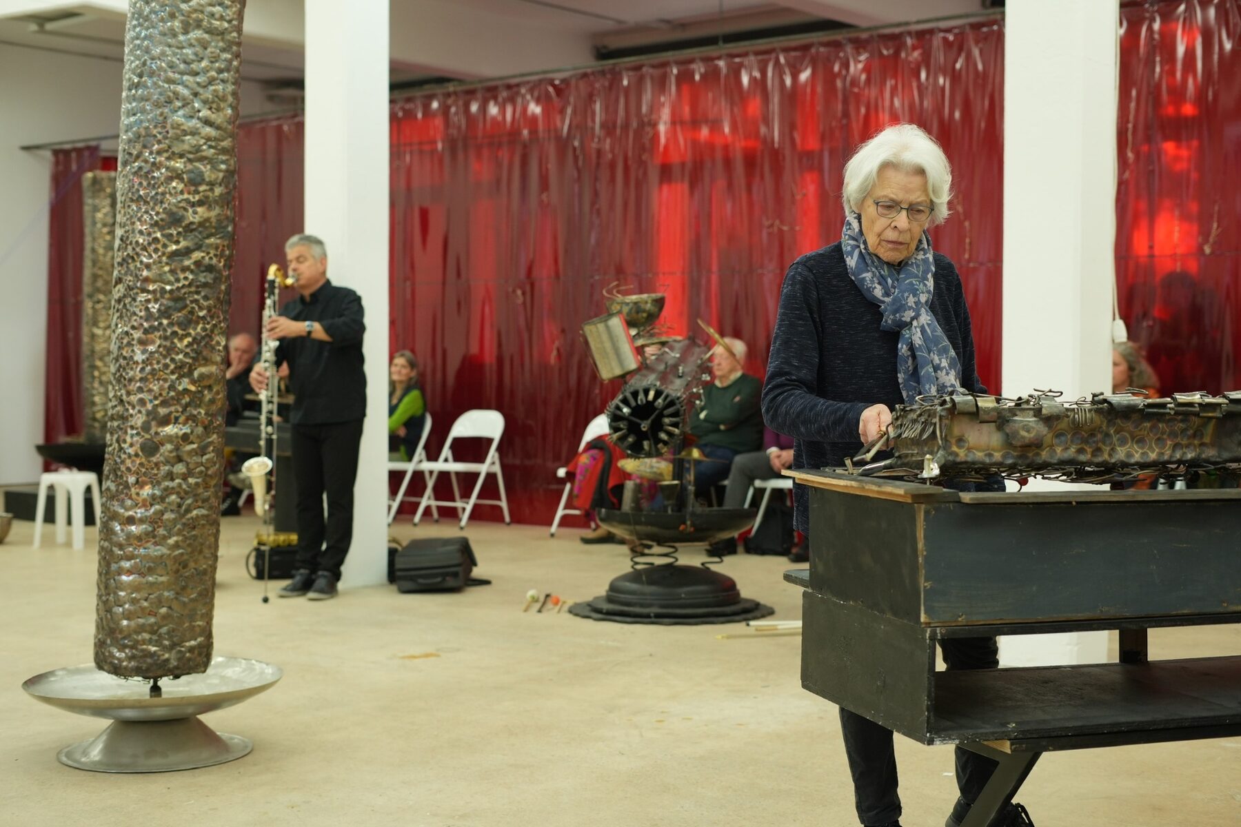 Klangbildhauerei – Performance vor roter Wand