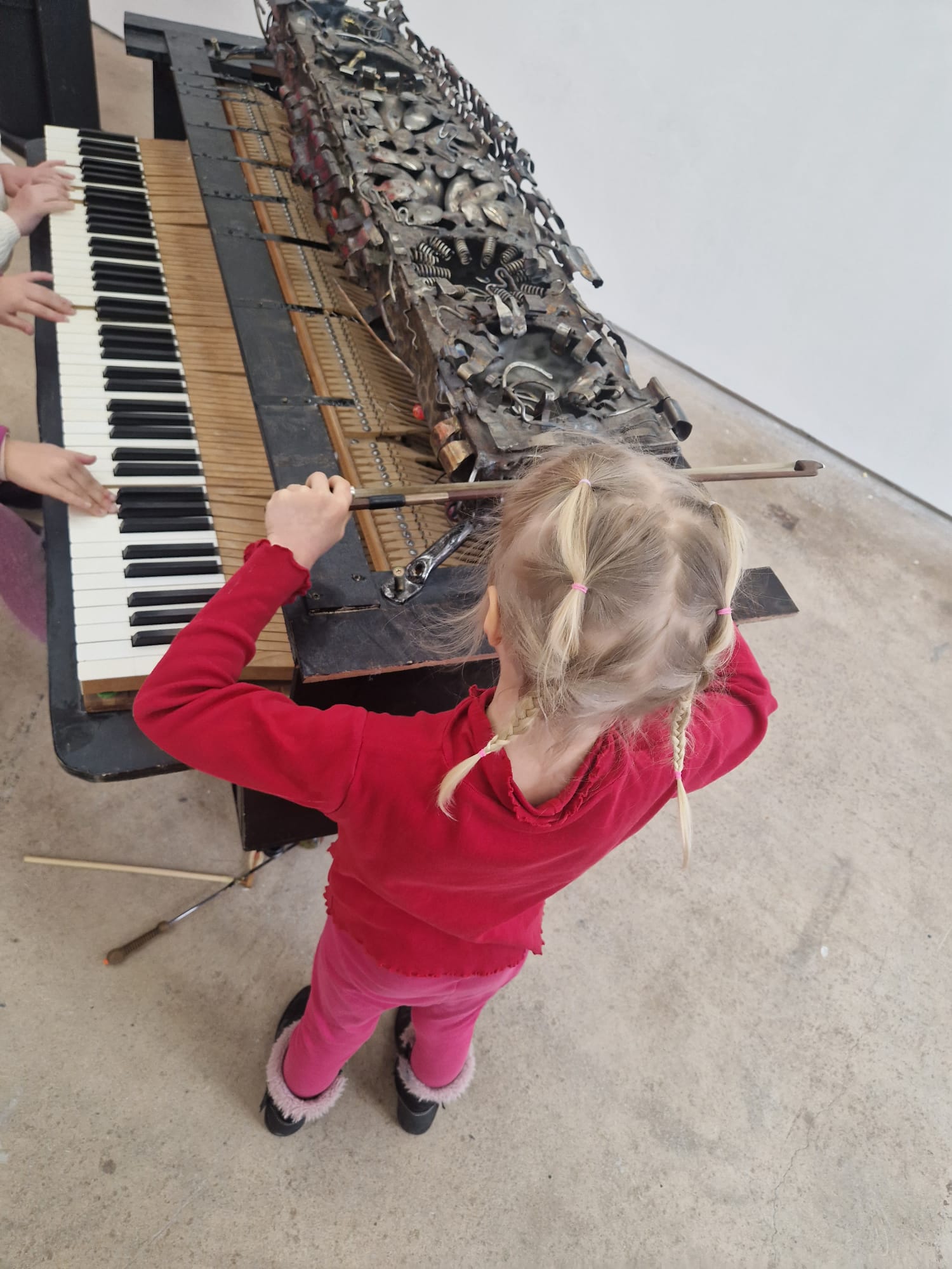 Kind streicht mit Bogen über das Klangklavier