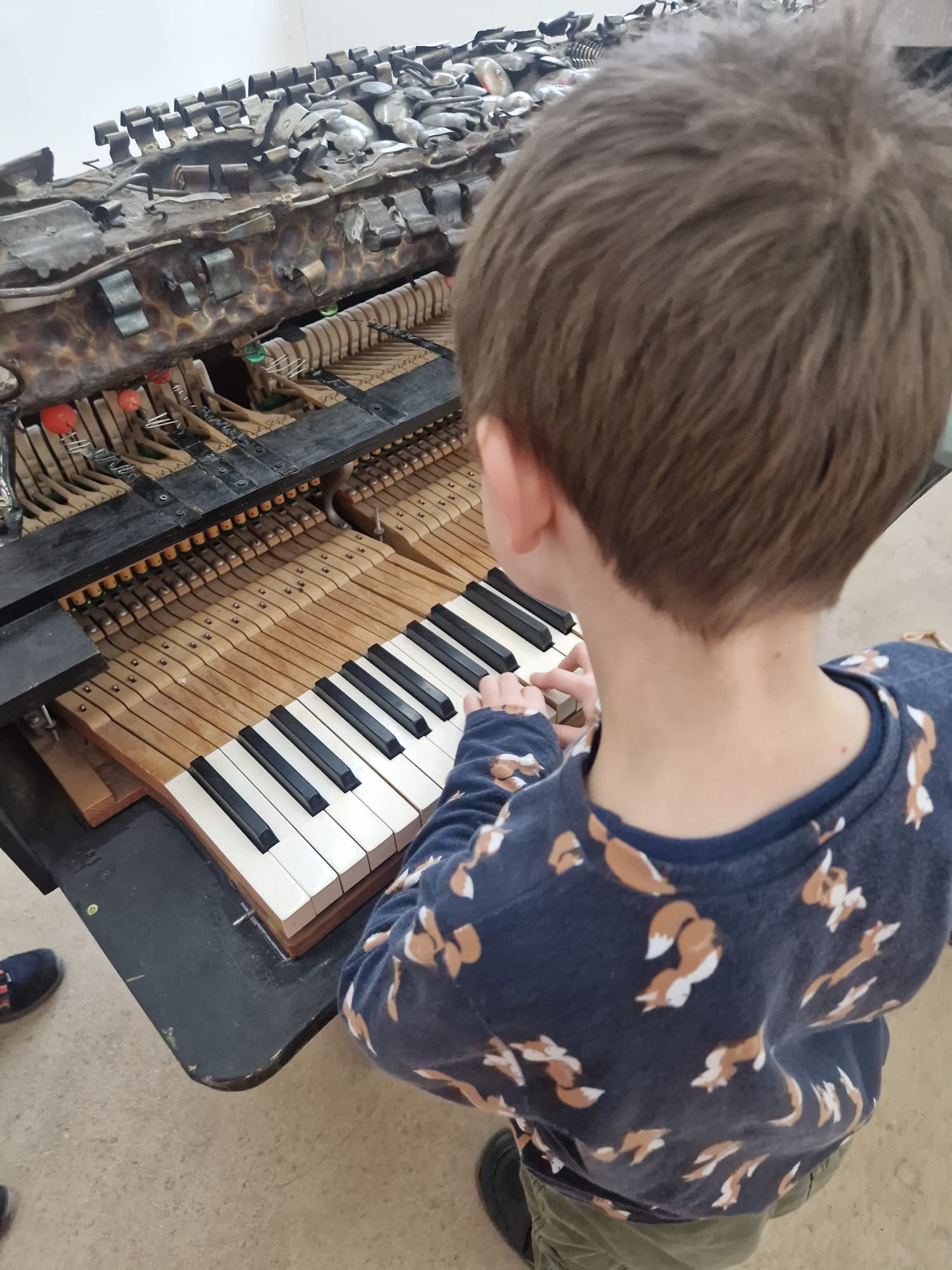 Kind am Klangklavier