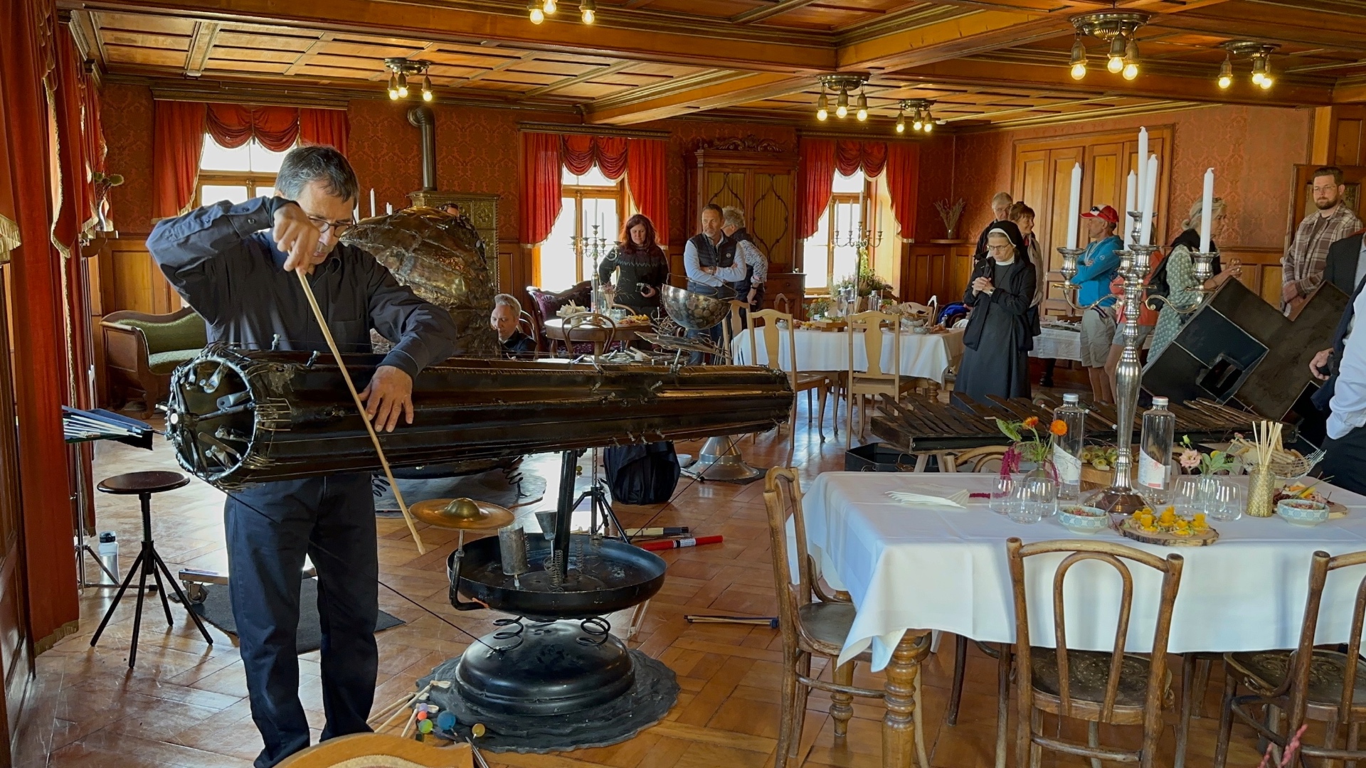 Performance an der Klangsäule im Saal des Hotel Furkablick