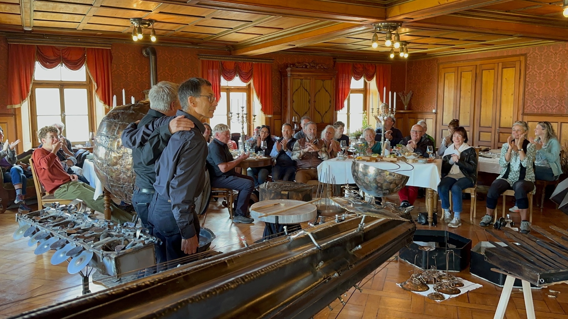 Applaus nach der Performance im Hotel Furkablick