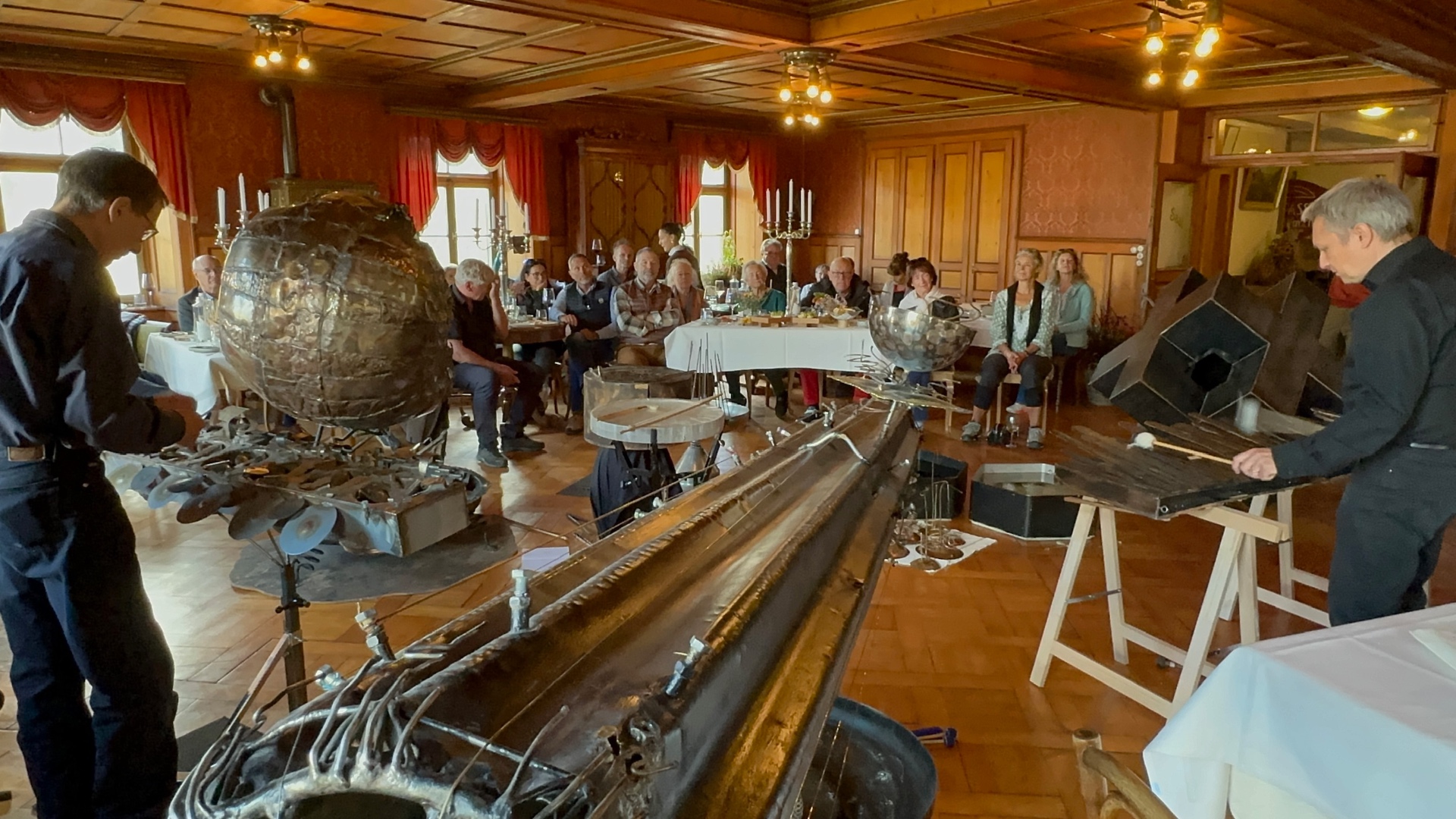 Pit Gutmann und Matthias Brodbeck mit den Klangskulpturen im Saal