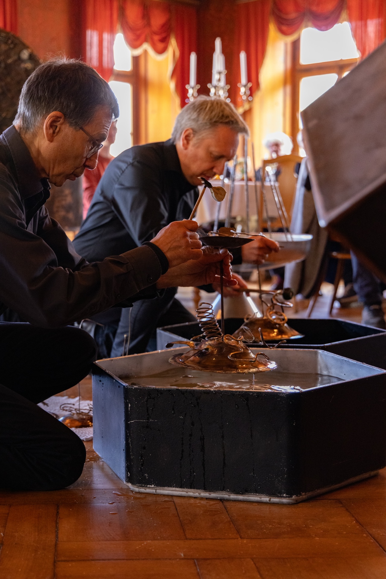 Pit Gutmann und Matthias Brodbeck spielen Wasserklangobjekte