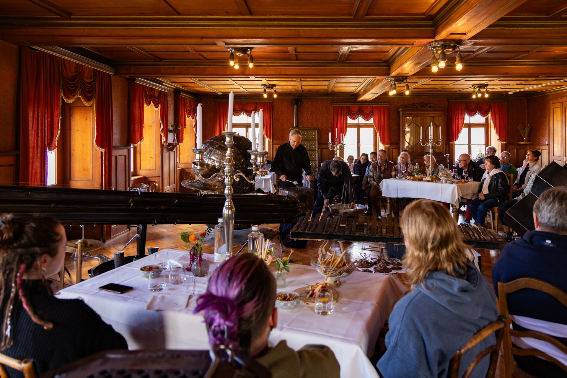 Performance vor Publikum im Saal des Hotel Furkablick