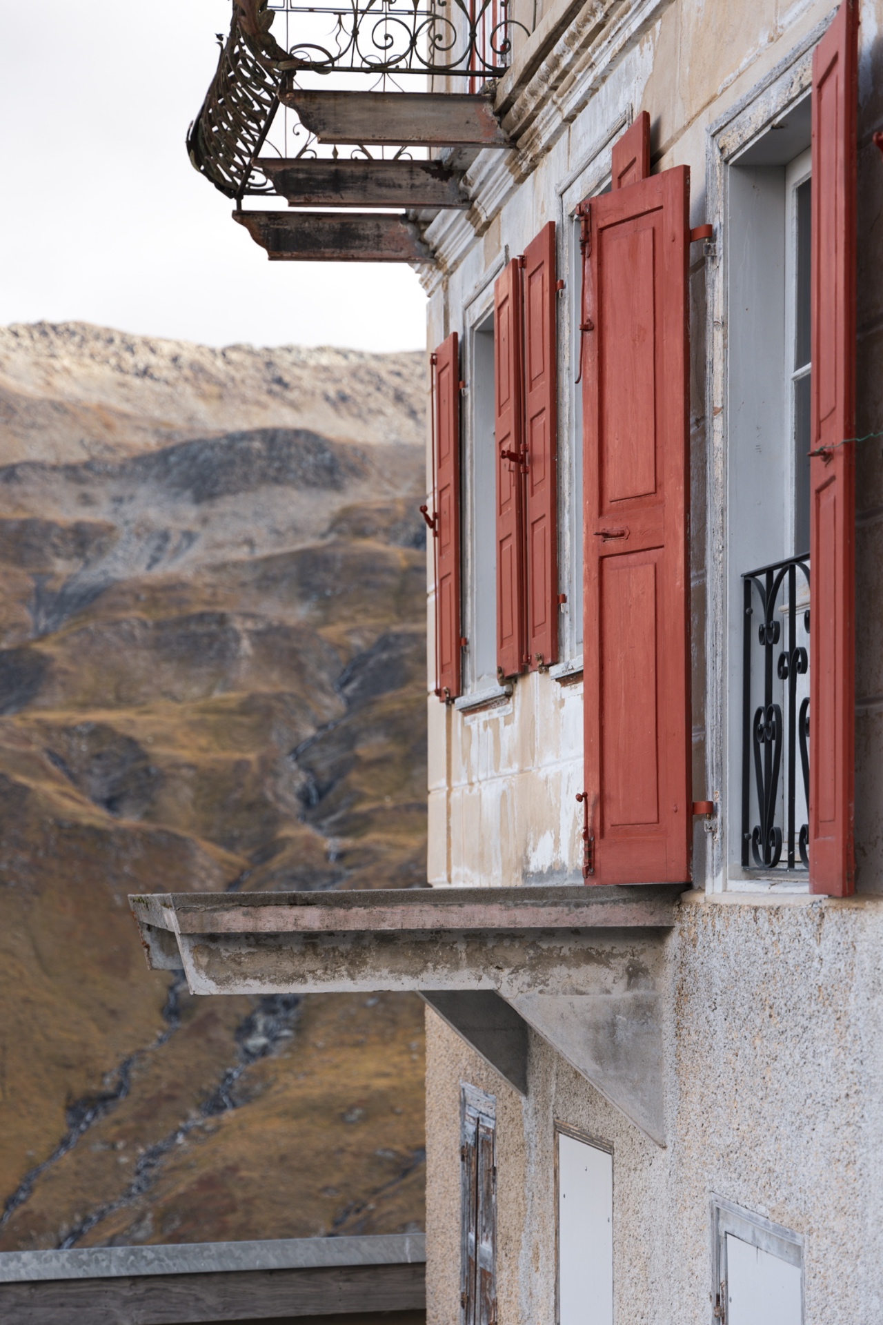 Fassade des Hotel Furkablick mit Bergpanorama