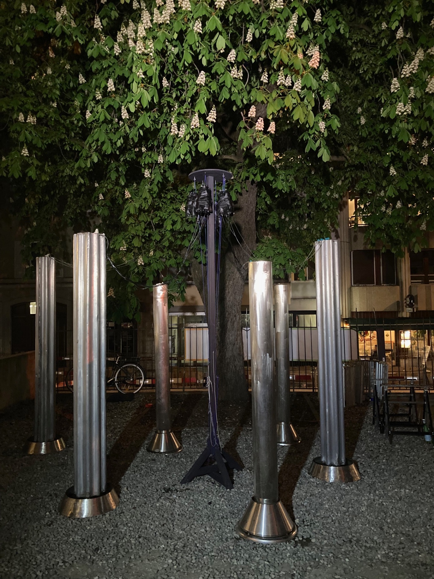 Colonnes sonores sous un marronnier en fleurs la nuit — Festival Archipel